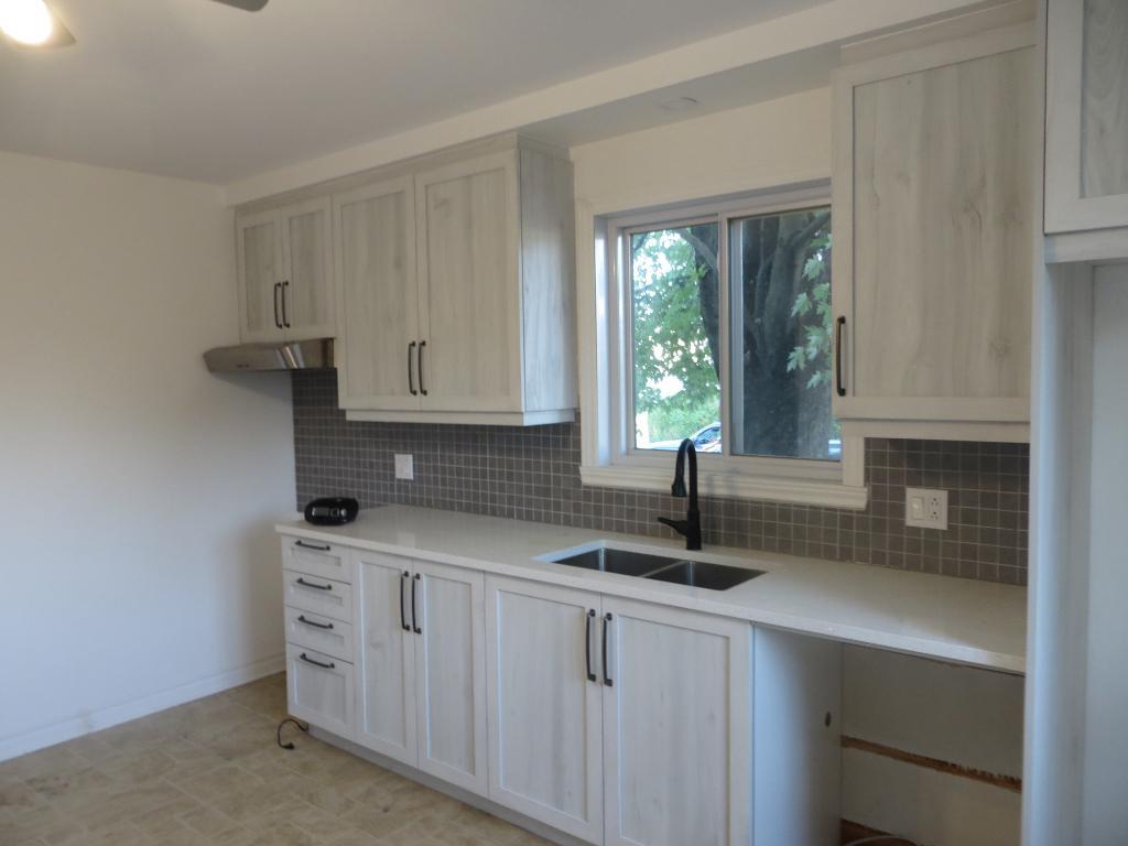 Logement à louer 6 1/2 sur 2 étages (Sous-sol et RDC). Propre et tranquille, près de tout (IGA, pharmacie, piste cyclable, arrêt d'autobus à proximit