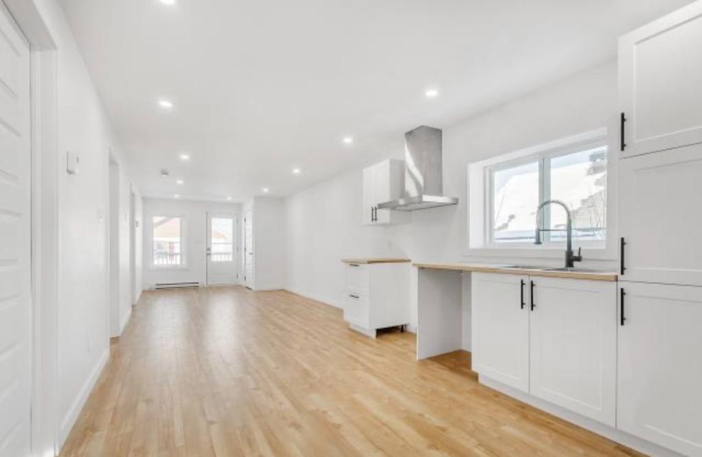 4 ET DEMI: 25A Saint-Jovite, St-Jérôme RDC avec accès à la cours: 1475$ Disponible immédiatement