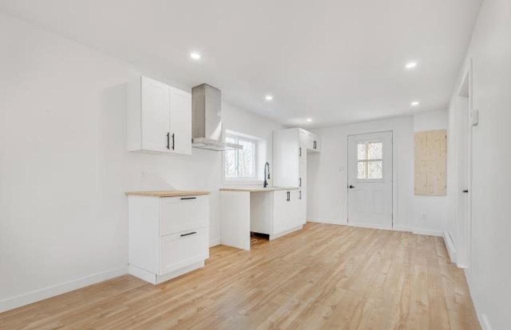 4 ET DEMI: 25A Saint-Jovite, St-Jérôme RDC avec accès à la cours: 1475$ Disponible immédiatement