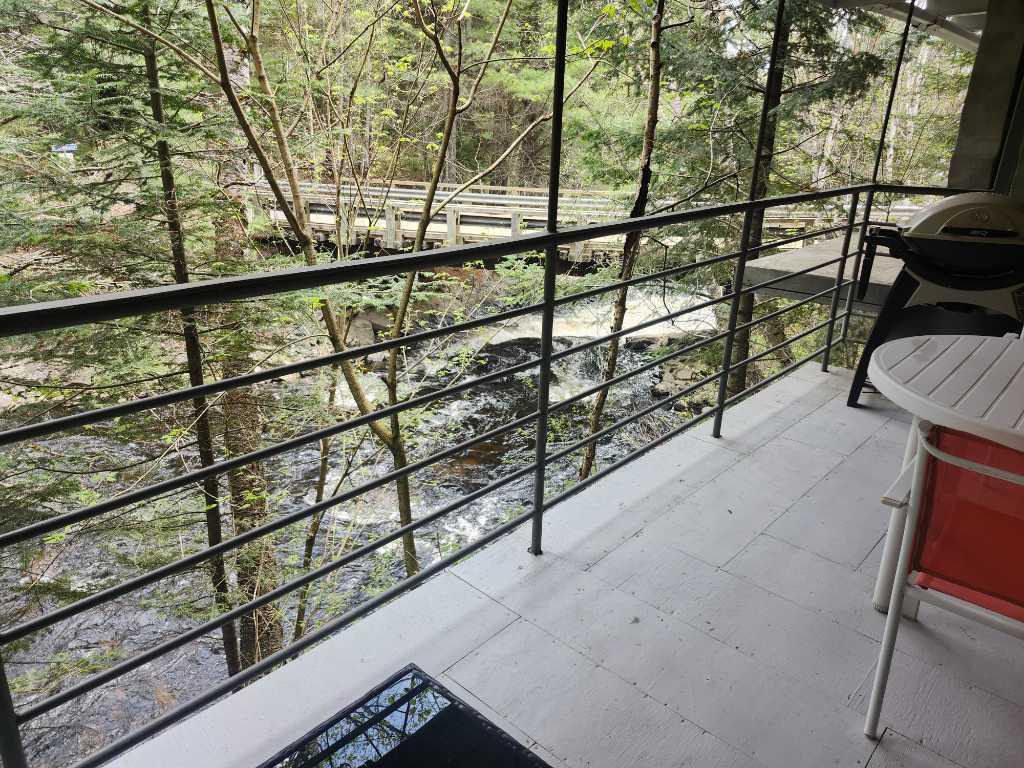 Studio chalet au bord de leau a lentree du parc du mont tremblant