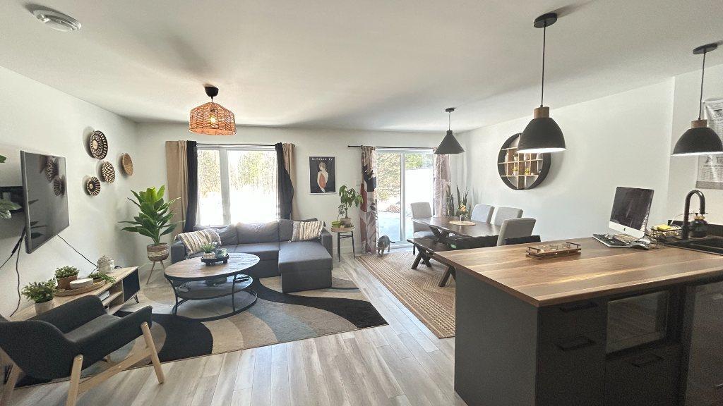 Maison de ville AVEC GARAGE INTÉGRÉ, COUR INTIME, PATIO Air climatisé, Balayeuse centrale, NON-FUMEUR ENQUÊTE CRÉDIT AUCUN CHIEN