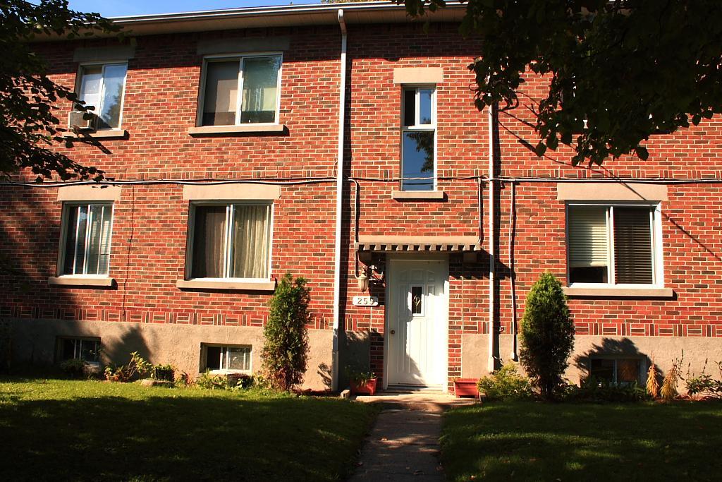 GRAND 5 1/2 RÉNOVE, PRES BORD DE L'EAU, JARDIN, SOUS-SOL ET 1 PARKING INCLUS