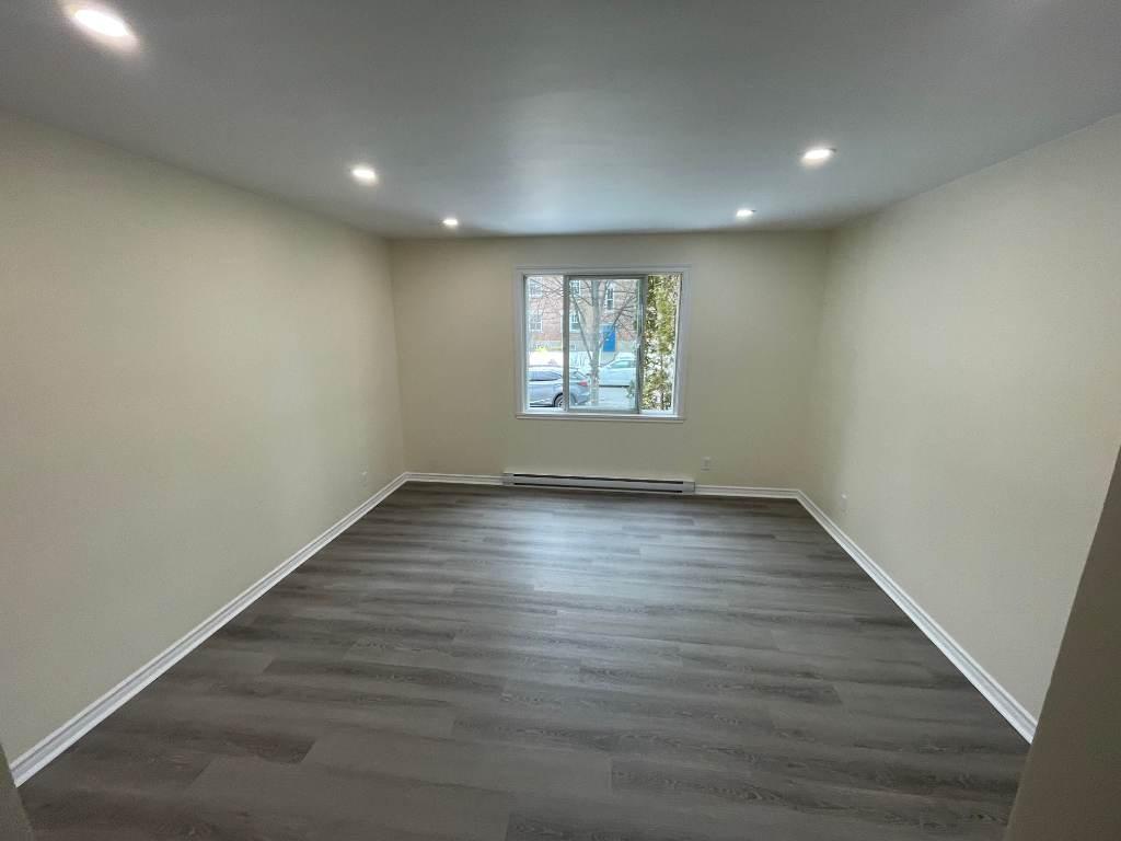 GRAND 5 1/2 RÉNOVE, PRES BORD DE L'EAU, JARDIN, SOUS-SOL ET 1 PARKING INCLUS
