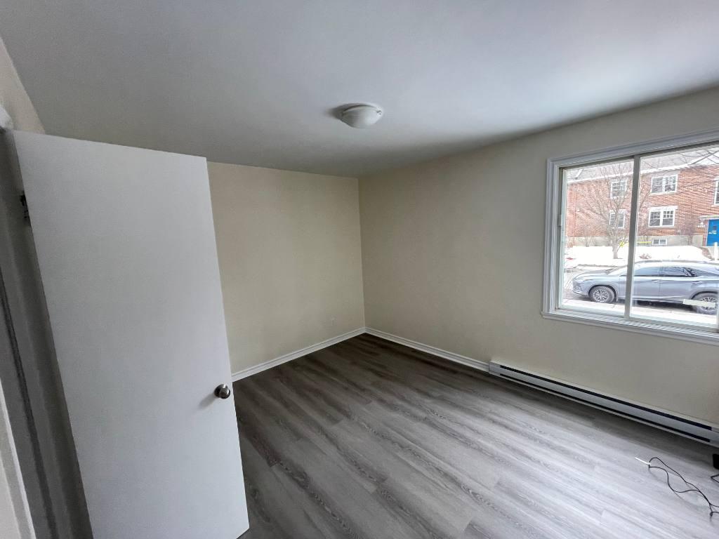 GRAND 5 1/2 RÉNOVE, PRES BORD DE L'EAU, JARDIN, SOUS-SOL ET 1 PARKING INCLUS