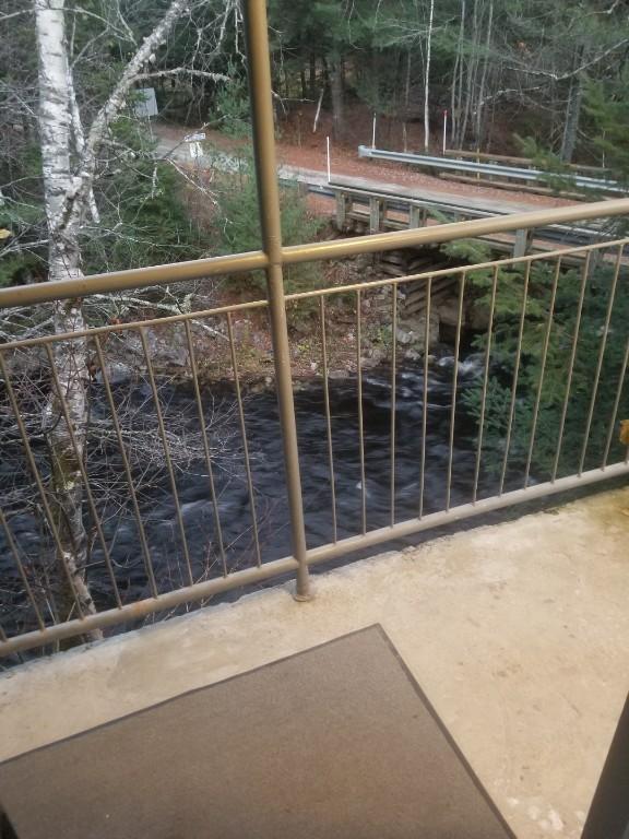 Maison chalet au bord de leau a lentree du parc du mon tremblant
