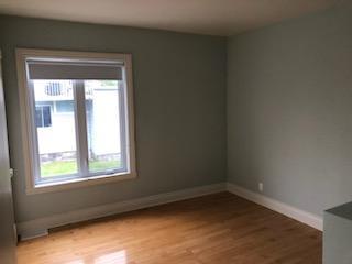À LOUER – Grand 4 1/2 avec sous-sol, rez-de-chaussée d’un duplex tranquille