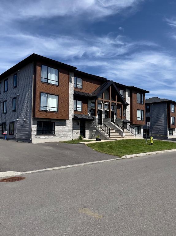 Magnifique condo/appartement 5 1/2 neuf à Mirabel (St-Augustin)