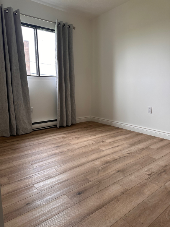Bel Appartement 4½, Immeuble Bien Situé