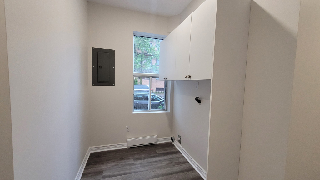 3 1/2 Bas De Duplex- Rénové Et Isolé