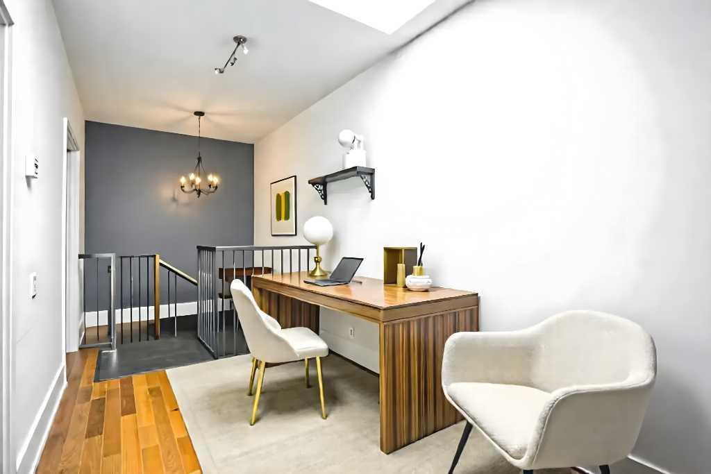 Condo magnifique de 900 pieds carres qui s'etale sur 2 etages!