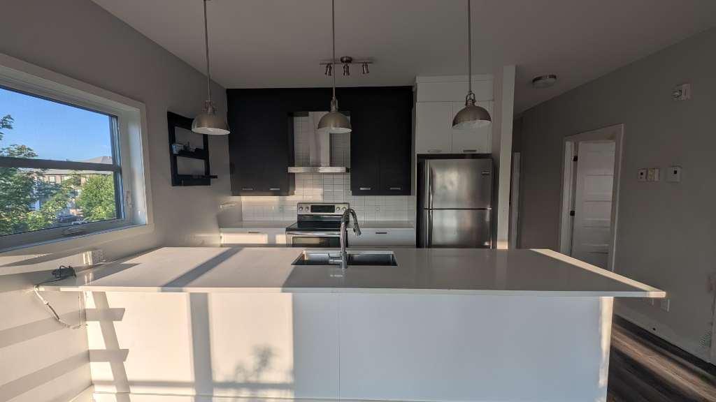 Grand Condo Lumineux