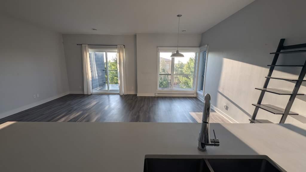 Grand Condo Lumineux