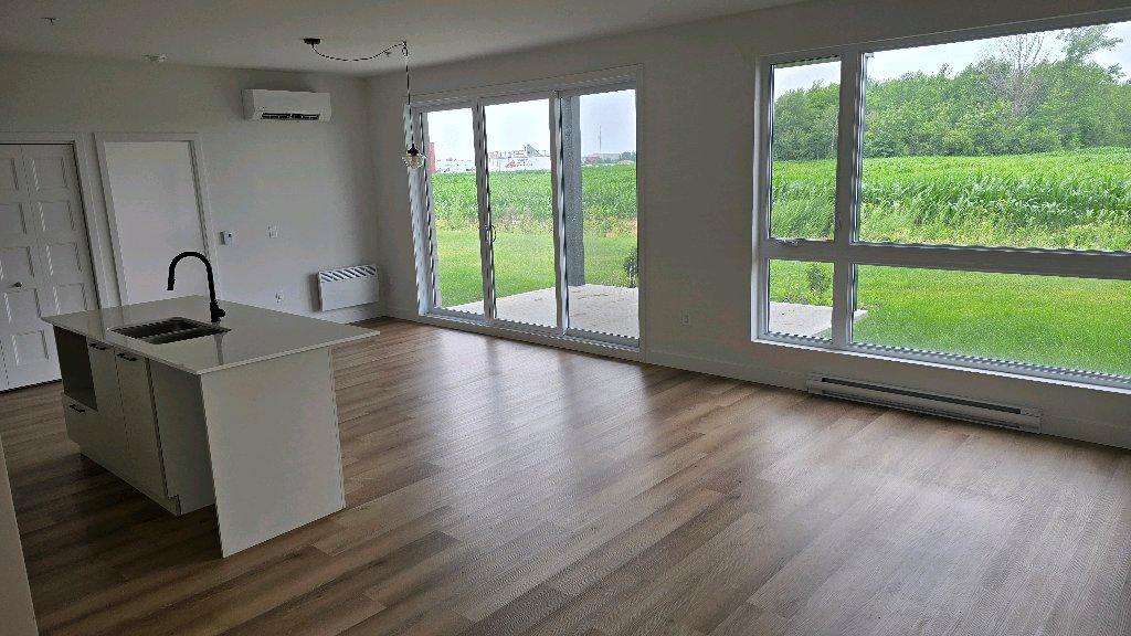 Grand logement neuf avec beaucoup d'inclusions