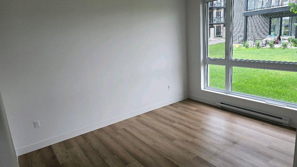 Grand logement neuf avec beaucoup d'inclusions