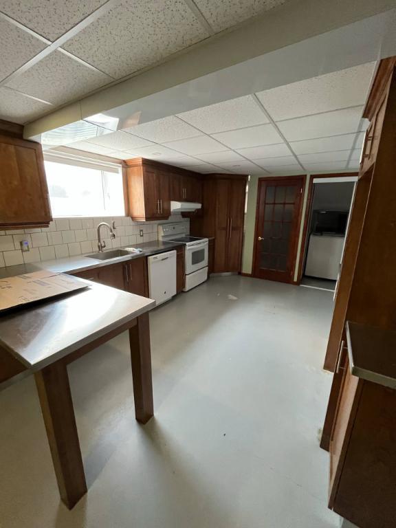 Logement à louer, grand 4 et demi dans une maison au sous-sol. Entrée indépendante, chauffé et éclairé.