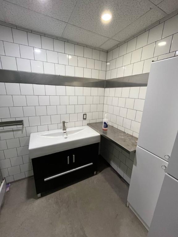 Logement à louer, grand 4 et demi dans une maison au sous-sol. Entrée indépendante, chauffé et éclairé.