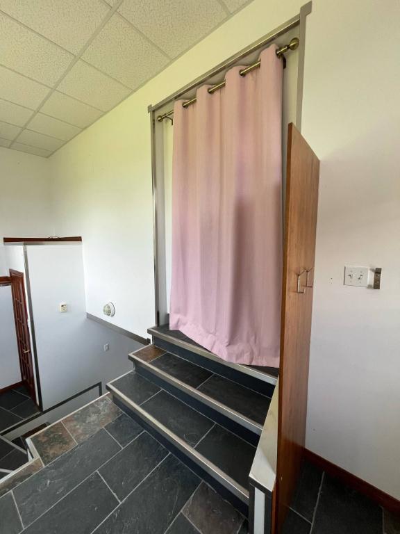 Logement à louer, grand 4 et demi dans une maison au sous-sol. Entrée indépendante, chauffé et éclairé.
