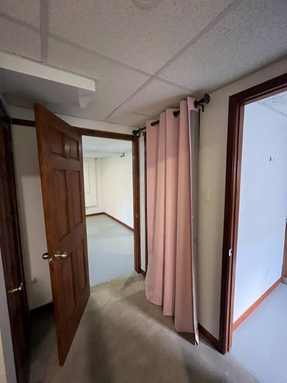 Logement à louer, grand 4 et demi dans une maison au sous-sol. Entrée indépendante, chauffé et éclairé.