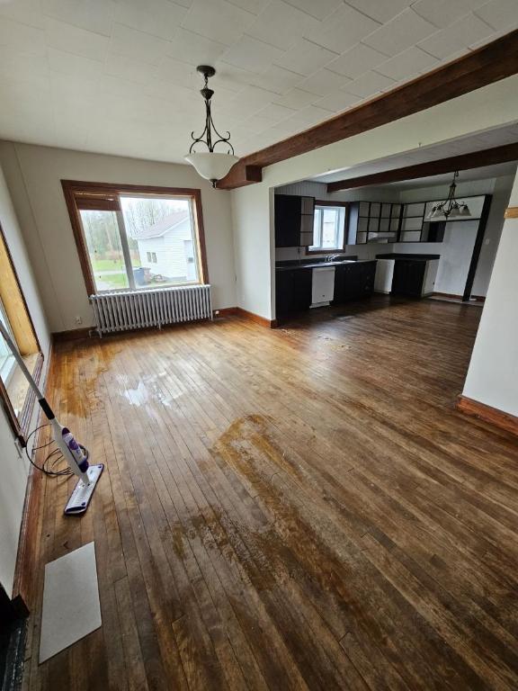 Grande maison deux étages à louer, disponible immédiatement