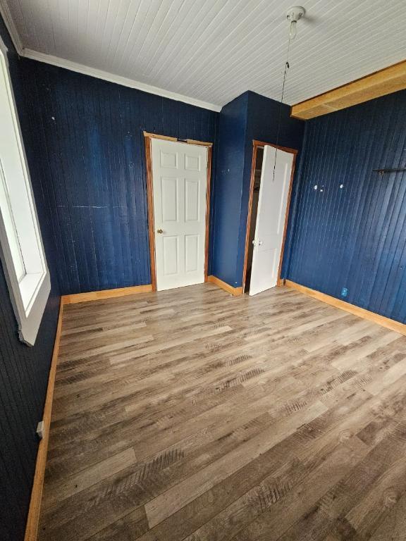 Grande maison deux étages à louer, disponible immédiatement