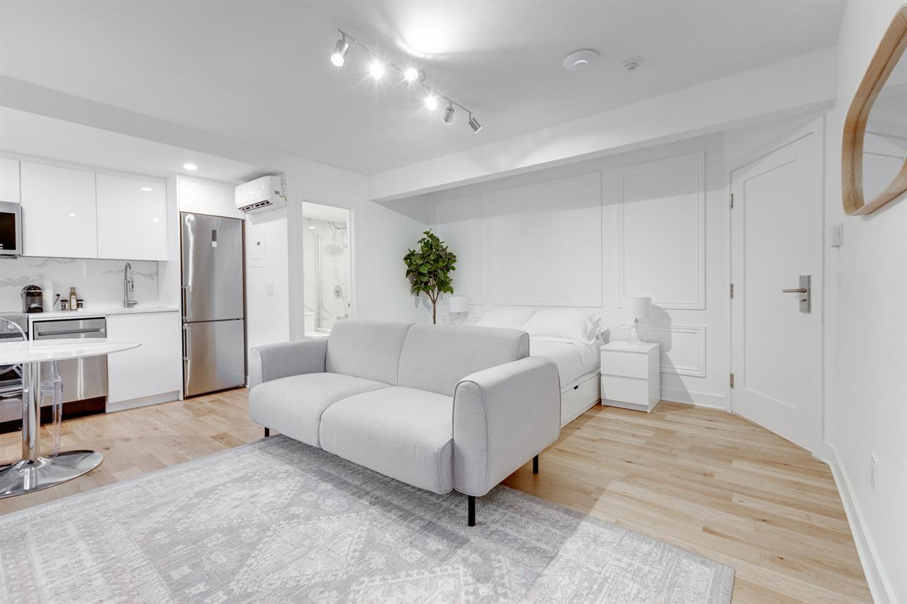 Bachelor - 1755 Rue Saint-Denis, Montréal