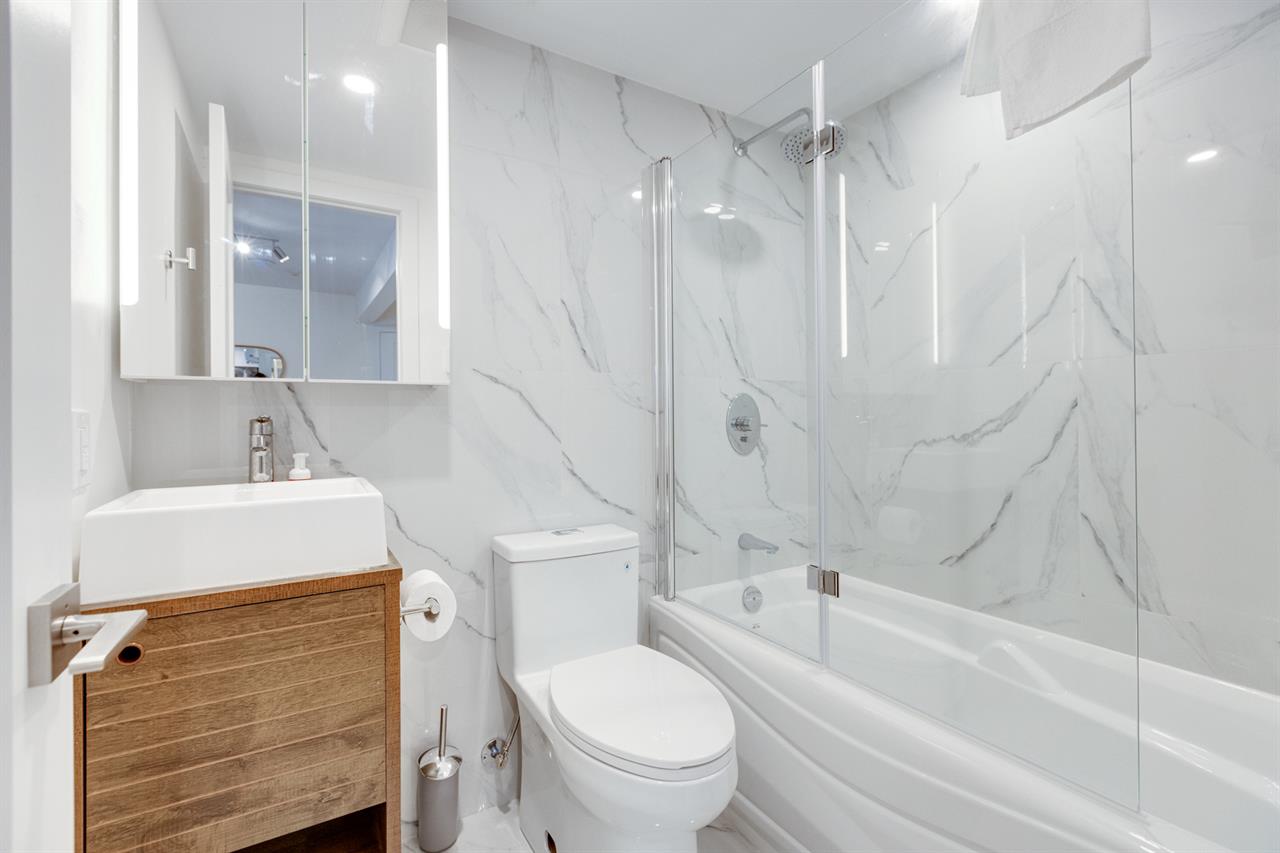 Bachelor - 1755 Rue Saint-Denis, Montréal