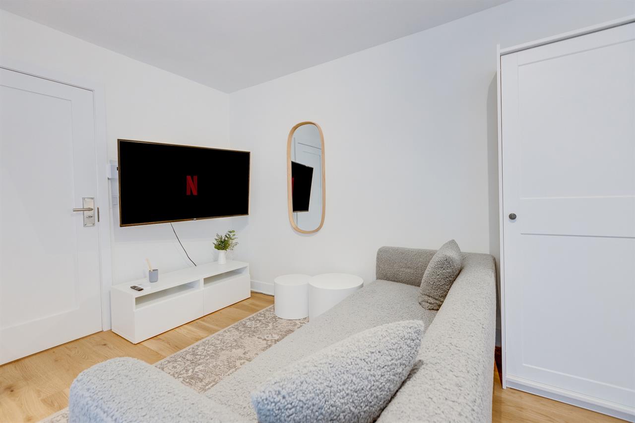 Bachelor - 1755 Rue Saint-Denis, Montréal