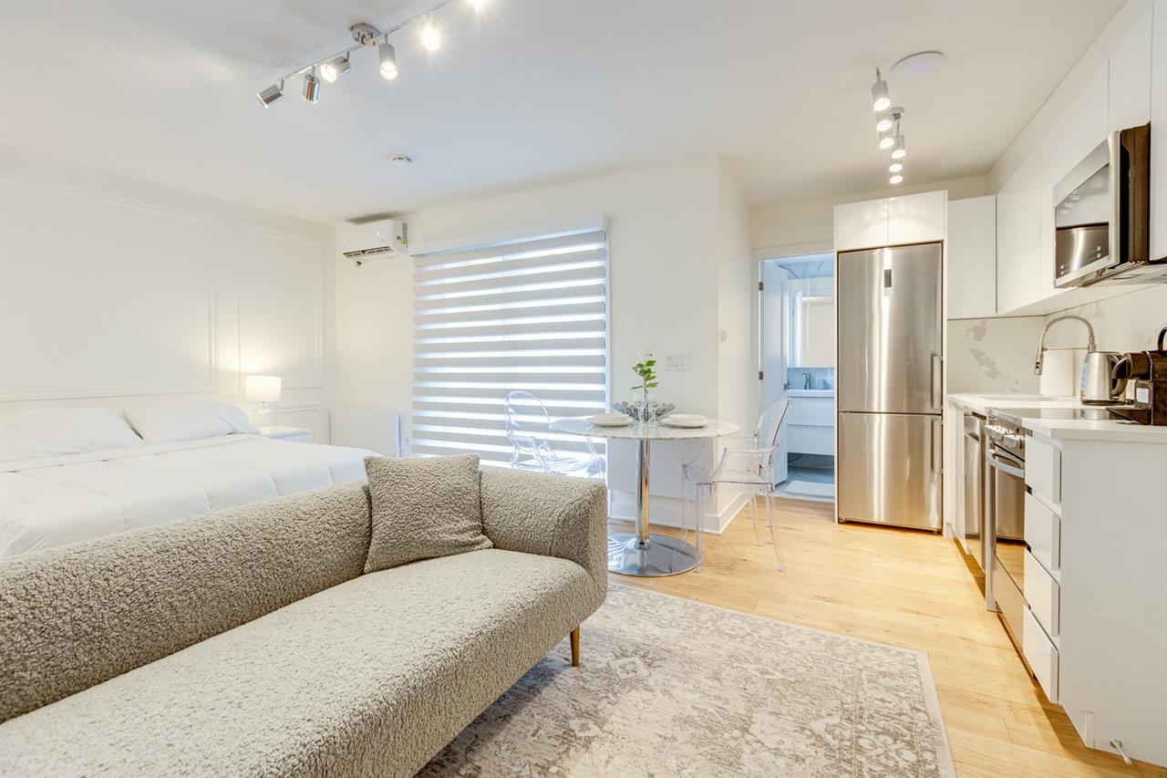 Bachelor - 1755 Rue Saint-Denis, Montréal