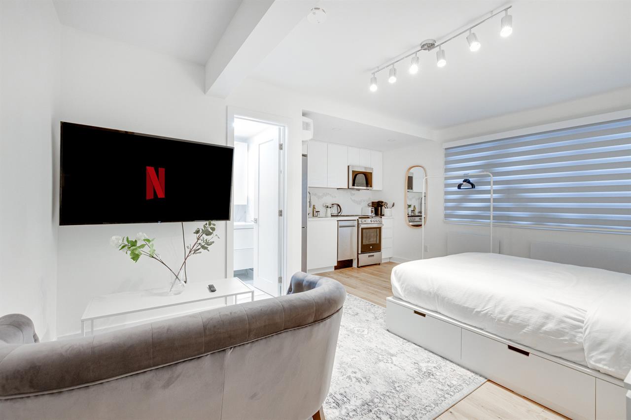 Bachelor - 1755 Rue Saint-Denis, Montréal