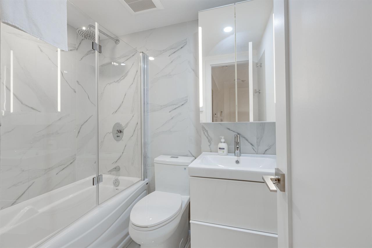 Bachelor - 1755 Rue Saint-Denis, Montréal