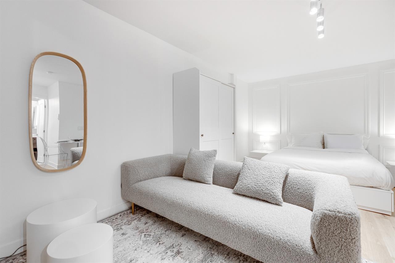 Bachelor - 1755 Rue Saint-Denis, Montréal