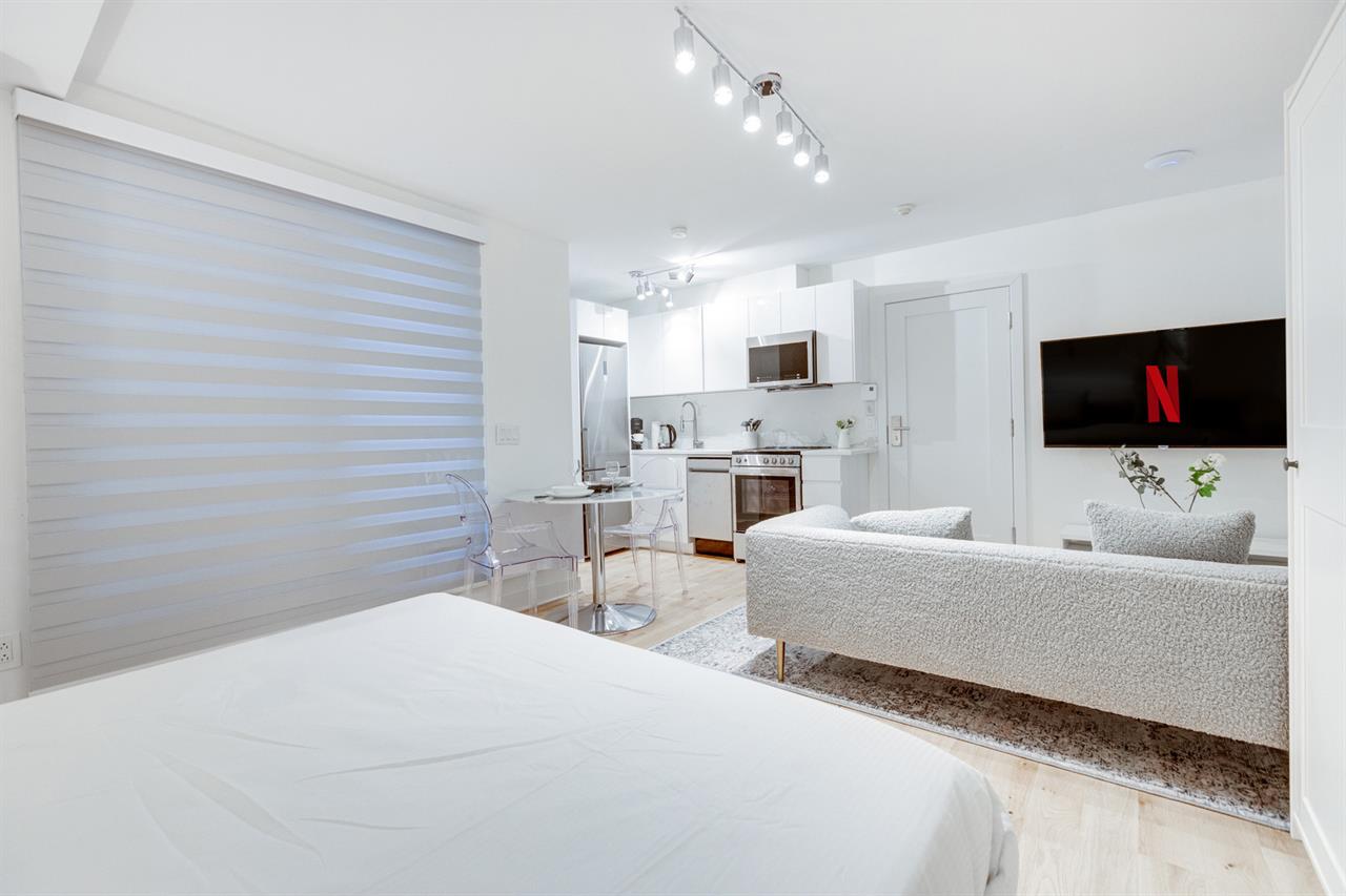 Bachelor - 1755 Rue Saint-Denis, Montréal