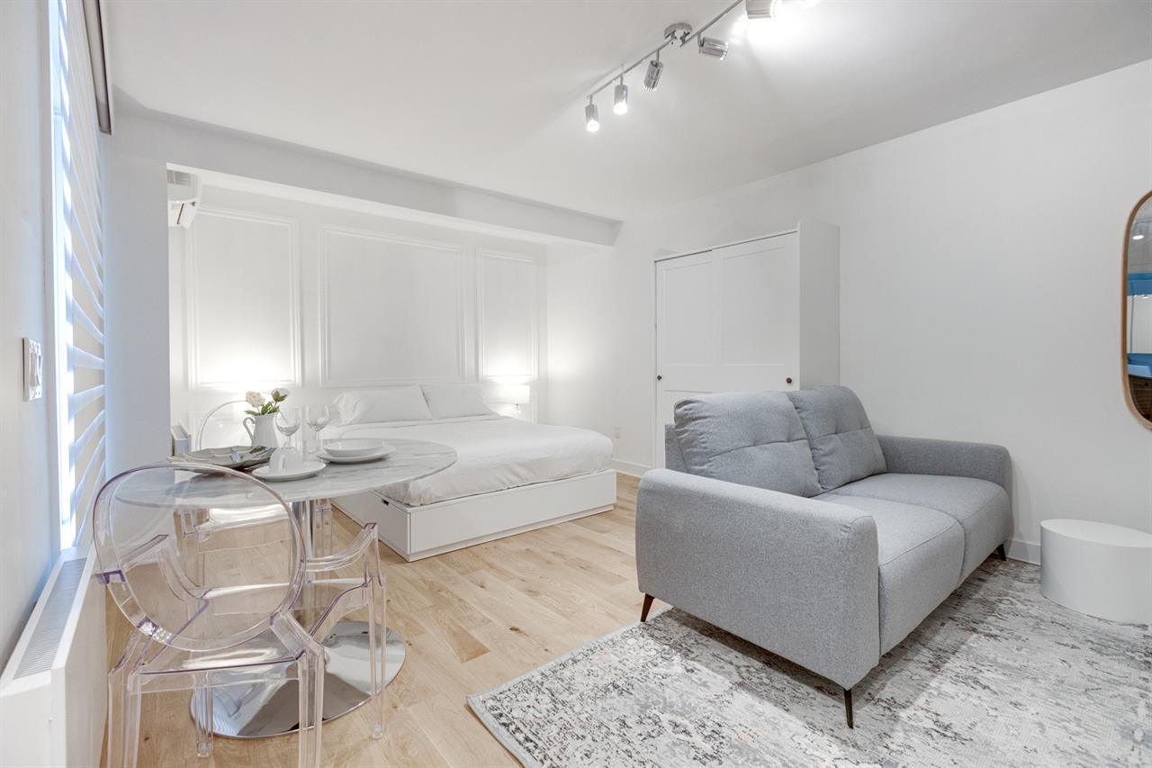Bachelor - 1755 Rue Saint-Denis, Montréal