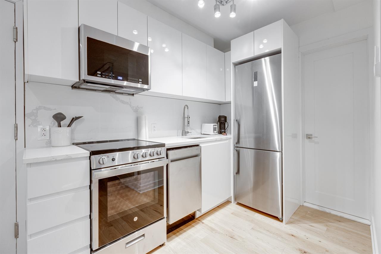 Bachelor - 1755 Rue Saint-Denis, Montréal