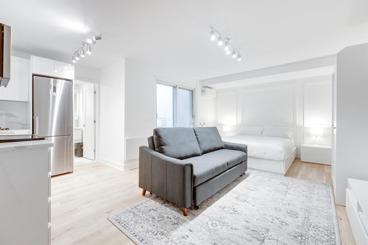 Bachelor - 1755 Rue Saint-Denis, Montréal