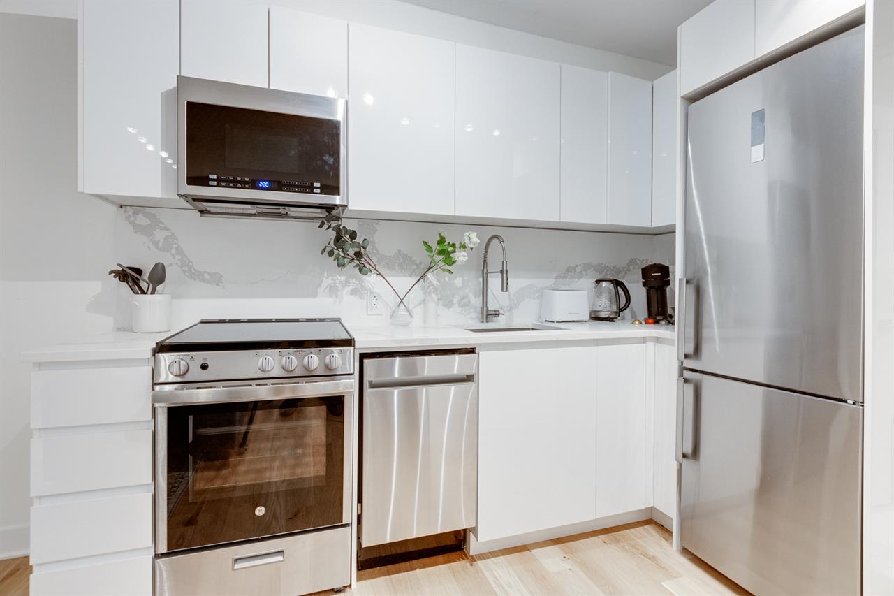 Bachelor - 1755 Rue Saint-Denis, Montréal
