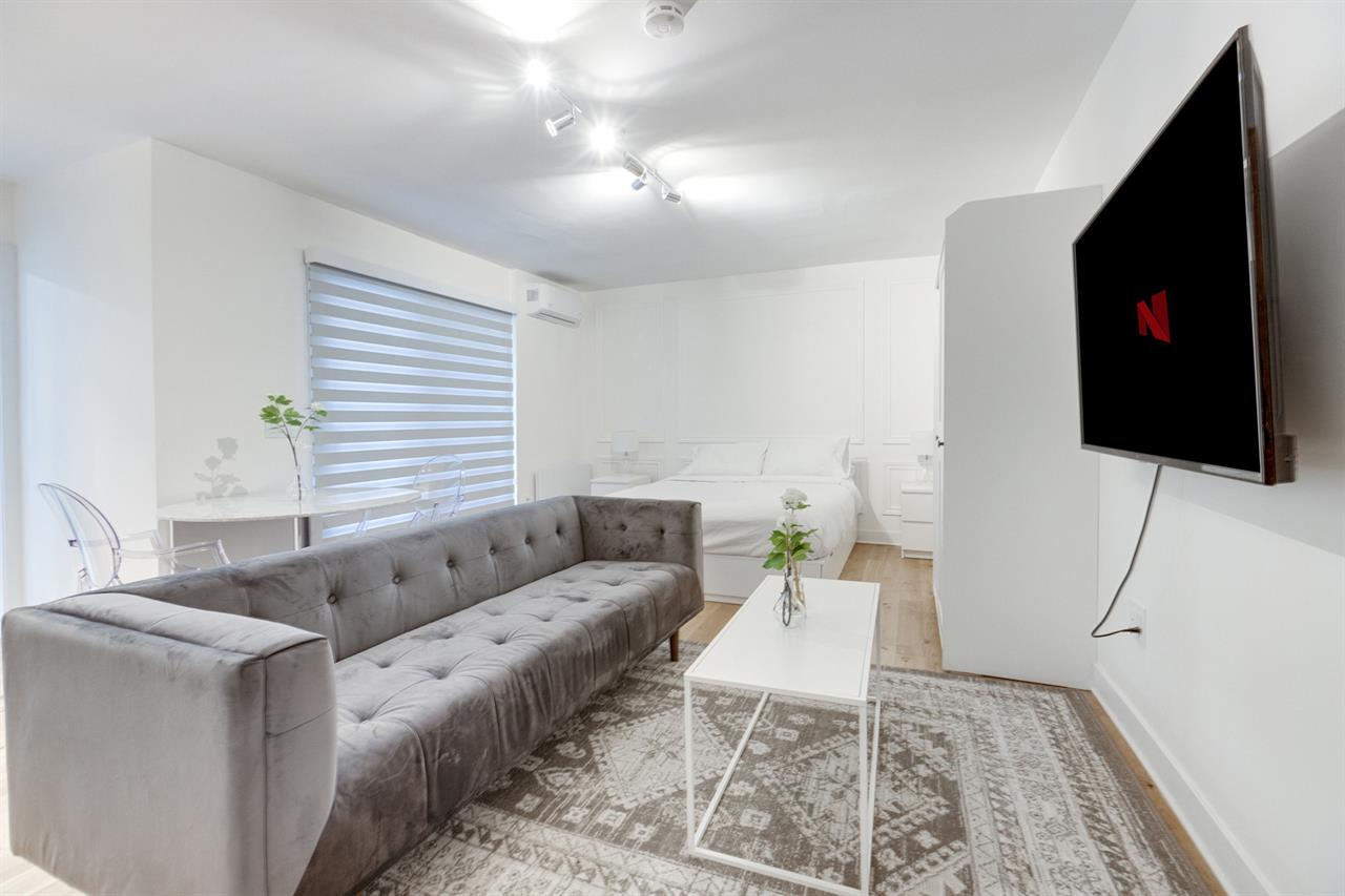 Bachelor - 1755 Rue Saint-Denis, Montréal