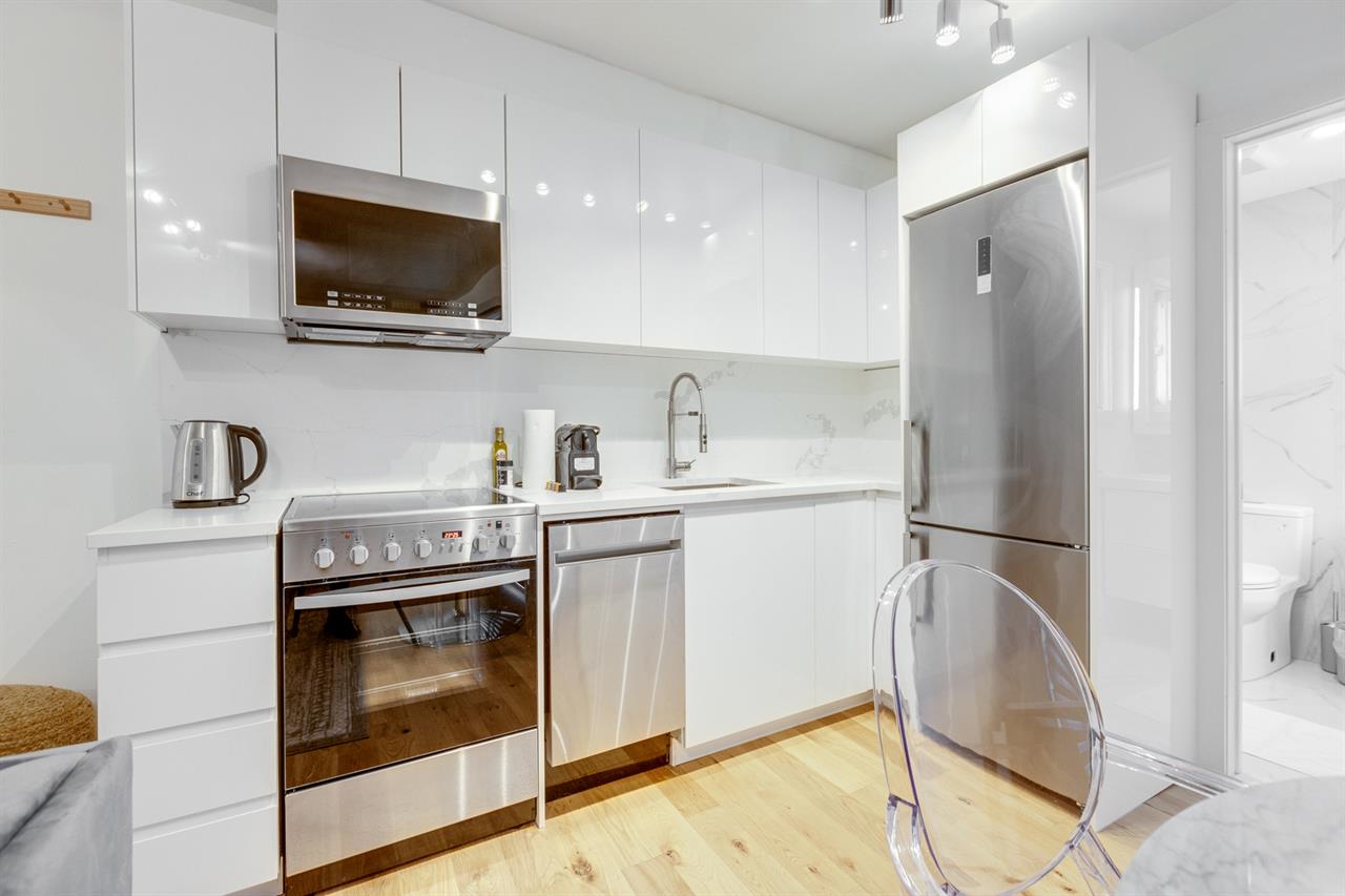 Bachelor - 1755 Rue Saint-Denis, Montréal