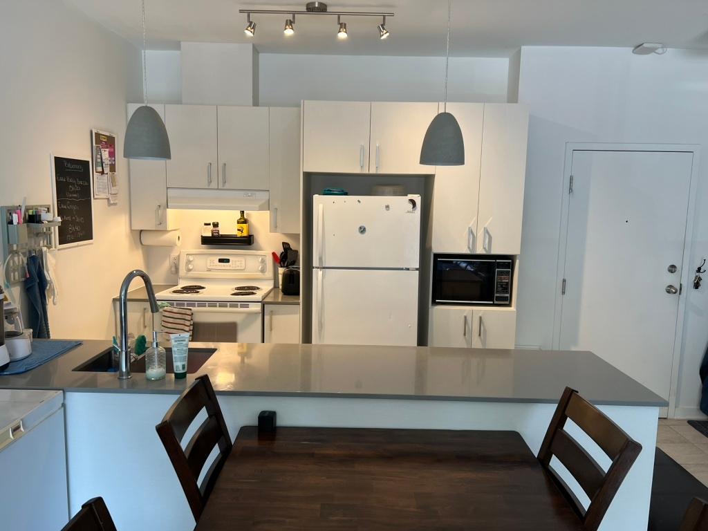4 ½ moderne à louer – Stationnement intérieur + tout inclus !