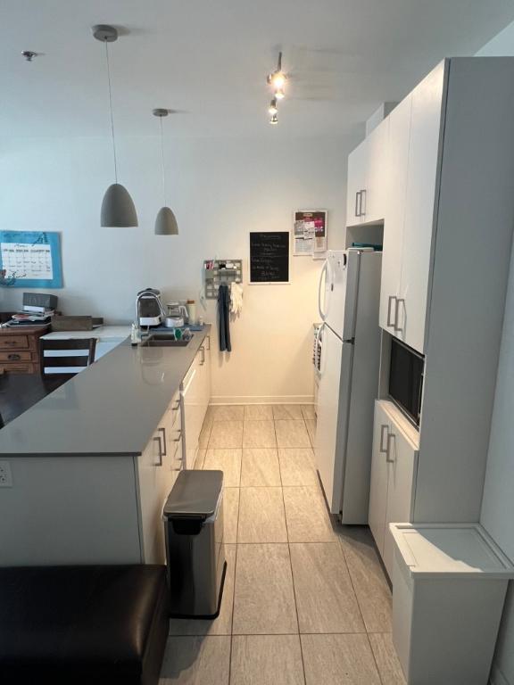 4 ½ moderne à louer – Stationnement intérieur + tout inclus !