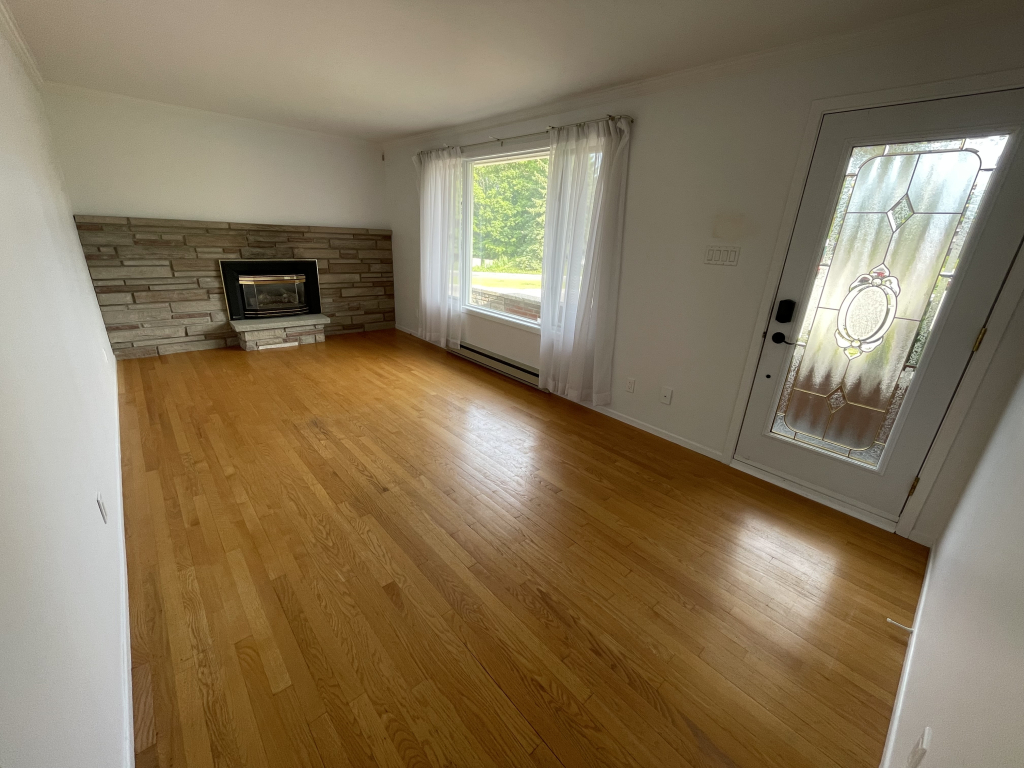 Rez-de-chaussée MAISON 5½ à Louer