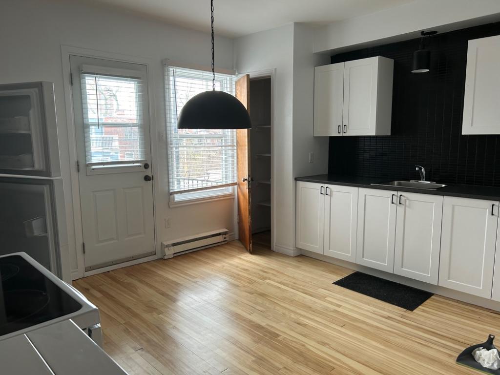 Rosemont,tres grand et beau 3 pieces renové,2 balcons quelques minutes de Square Angus ,,,,