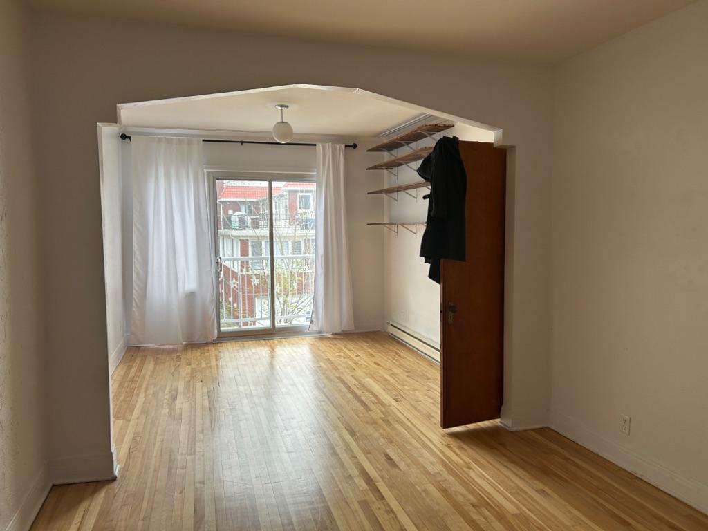 Rosemont,tres grand et beau 3 pieces renové,2 balcons quelques minutes de Square Angus ,,,,