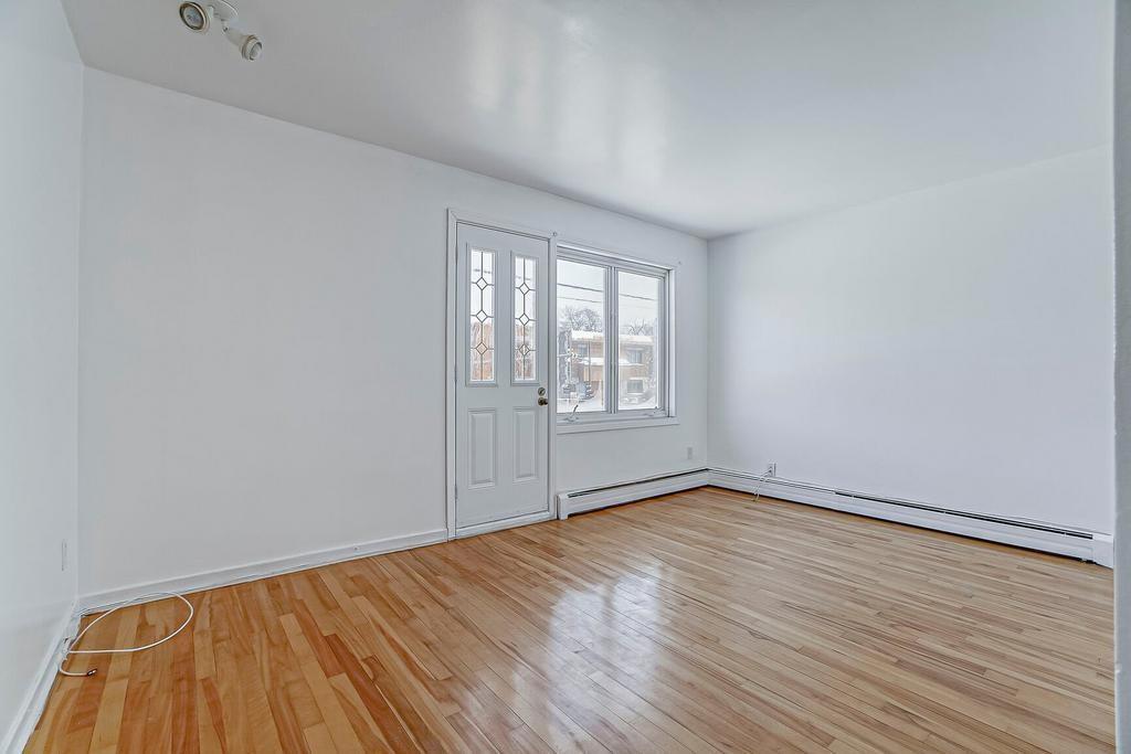 Lumineux 4 1/2 haut de triplex à une rue du boulevard Gouin Est