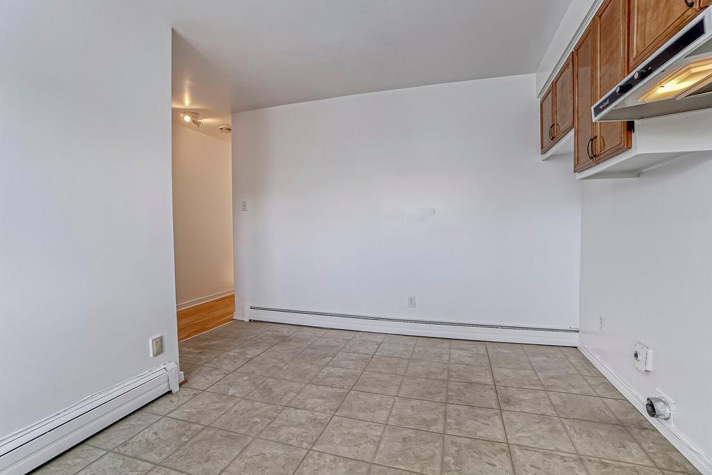 Lumineux 4 1/2 haut de triplex à une rue du boulevard Gouin Est