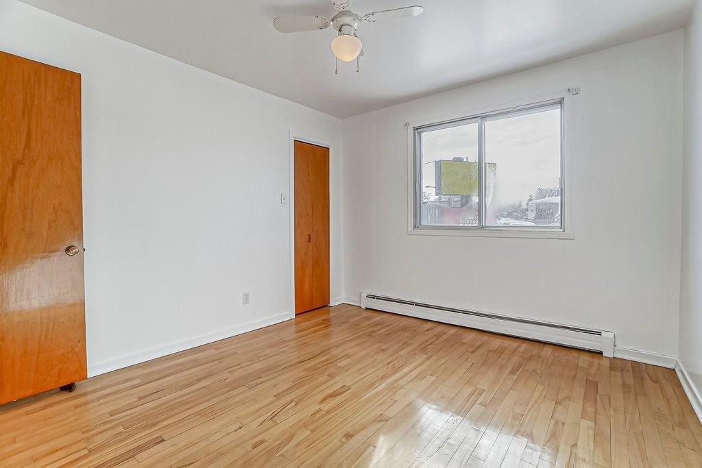 Lumineux 4 1/2 haut de triplex à une rue du boulevard Gouin Est
