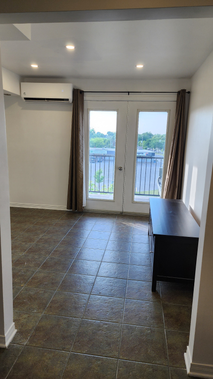 Petit Condo Chauffé, Clim, Semi-meublé