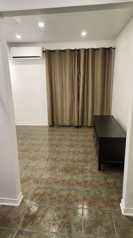 Petit Condo Chauffé, Clim, Semi-meublé