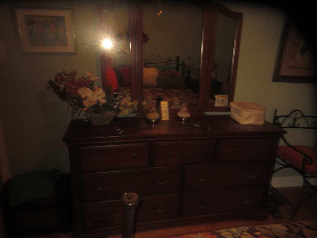 Grande chambre à coucher pour colocataire femme à St-Léonard