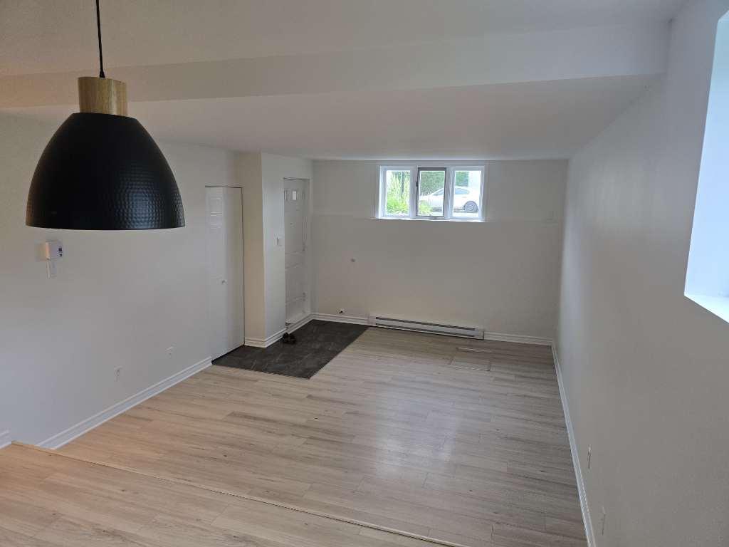 MIRABEL 5 1/2 à louer triplex